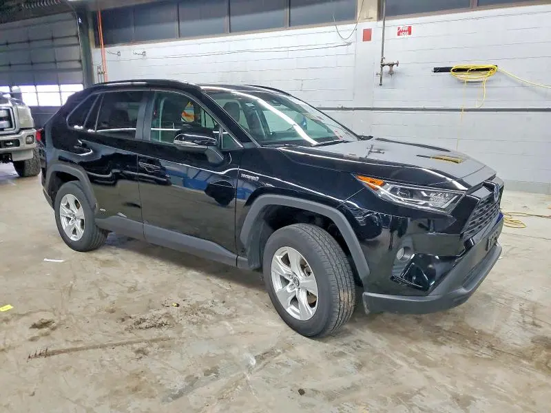2019 TOYOTA RAV4 XLE  