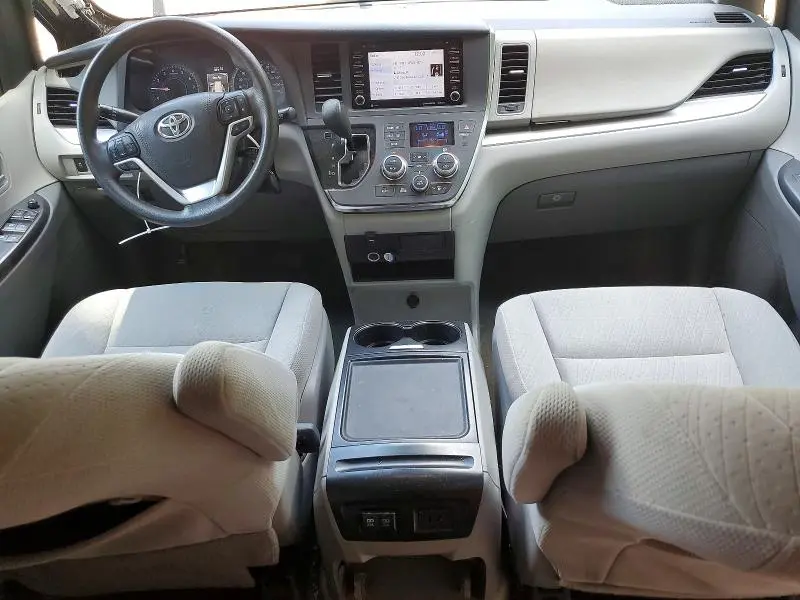 2018 TOYOTA SIENNA LE  