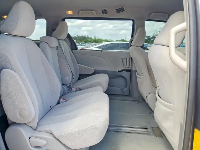 2014 TOYOTA SIENNA LE  