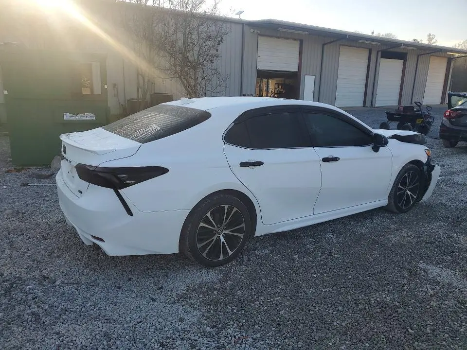 2018 TOYOTA CAMRY SE  