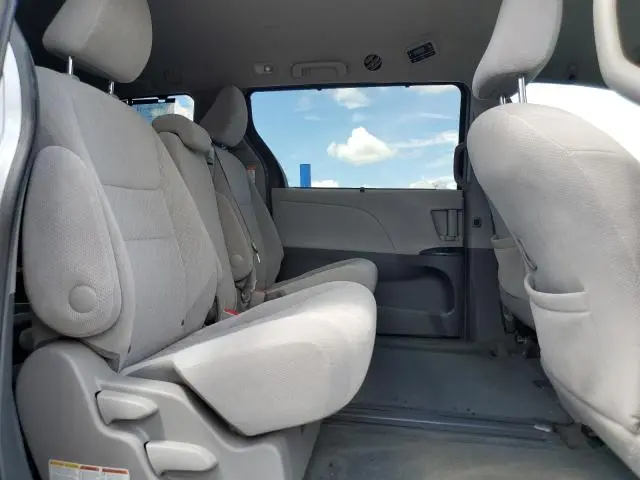 2017 TOYOTA SIENNA LE  