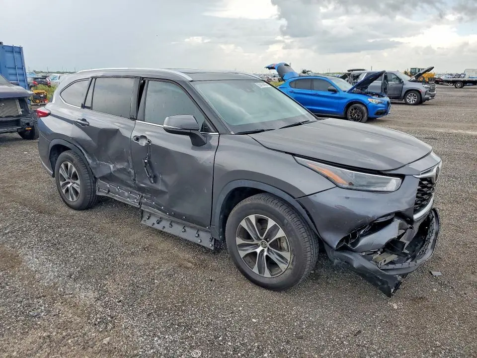 2022 TOYOTA HIGHLANDER XLE  