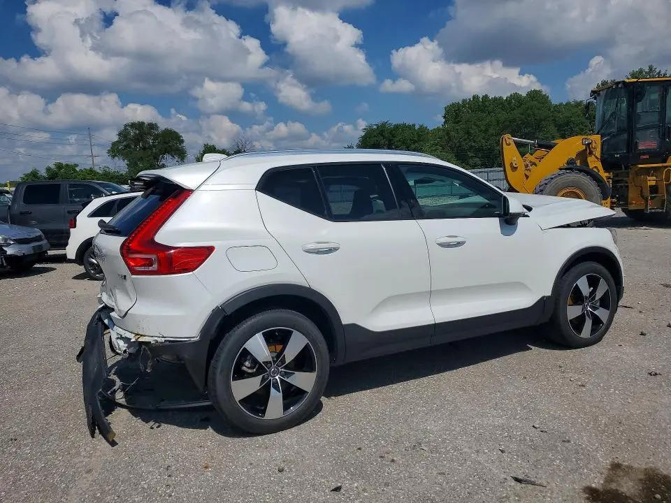 2021 VOLVO XC40 T5 MOMENTUM  