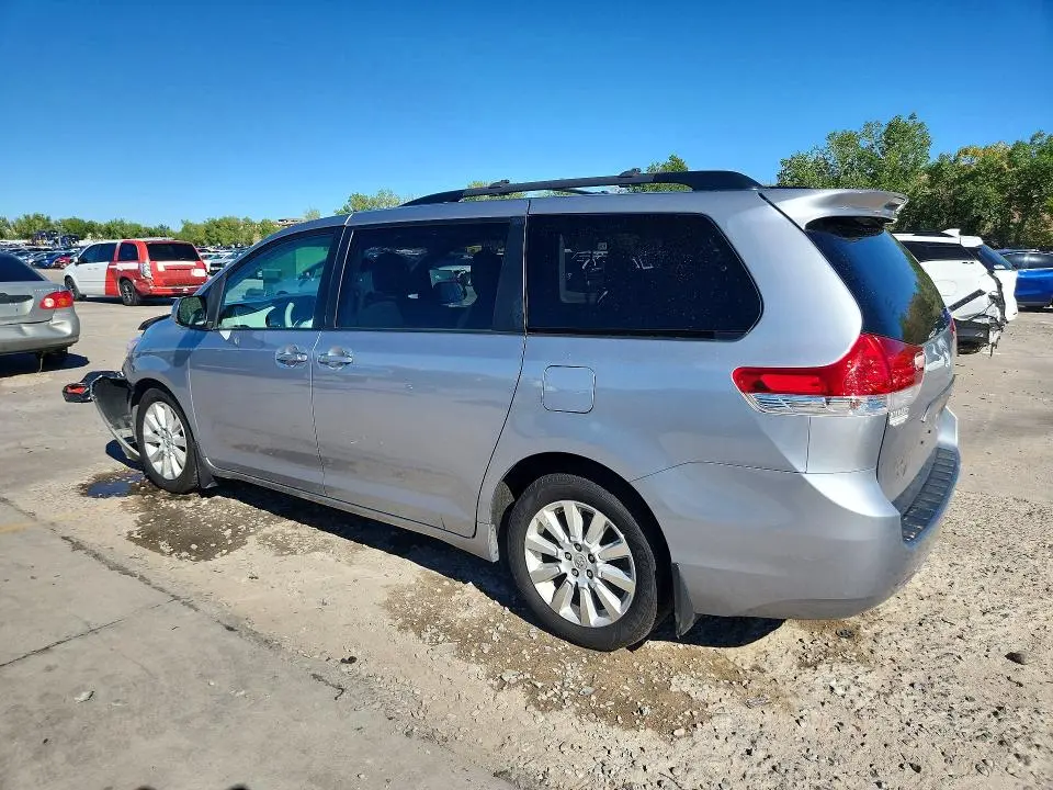 2013 TOYOTA SIENNA LE  