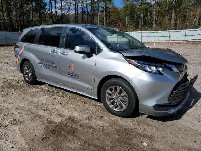 2021 TOYOTA SIENNA LE  