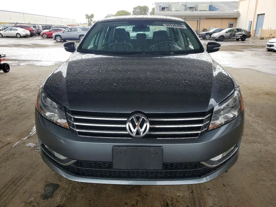 2015 VOLKSWAGEN PASSAT SE  