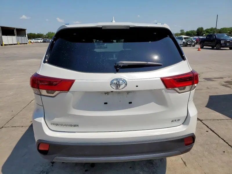 2019 TOYOTA HIGHLANDER SE  