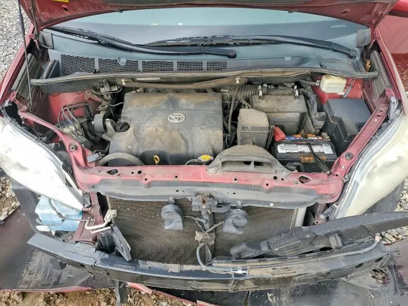 2016 TOYOTA SIENNA LE  
