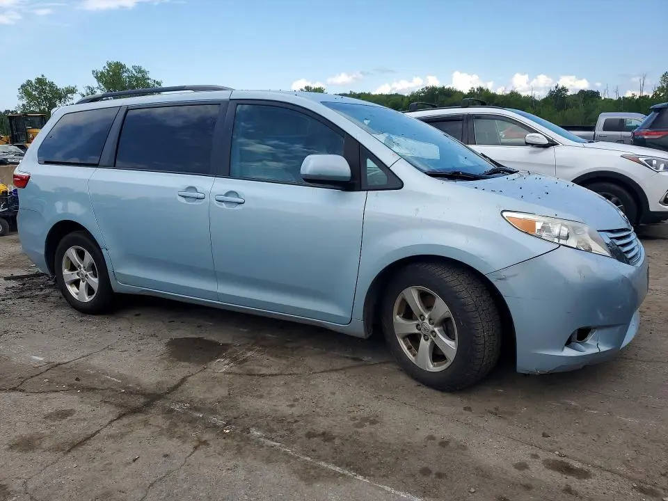 2016 TOYOTA SIENNA LE  