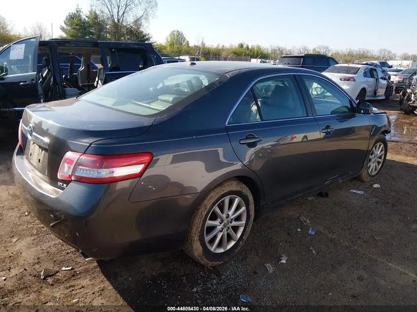 2011 TOYOTA CAMRY XLE V6