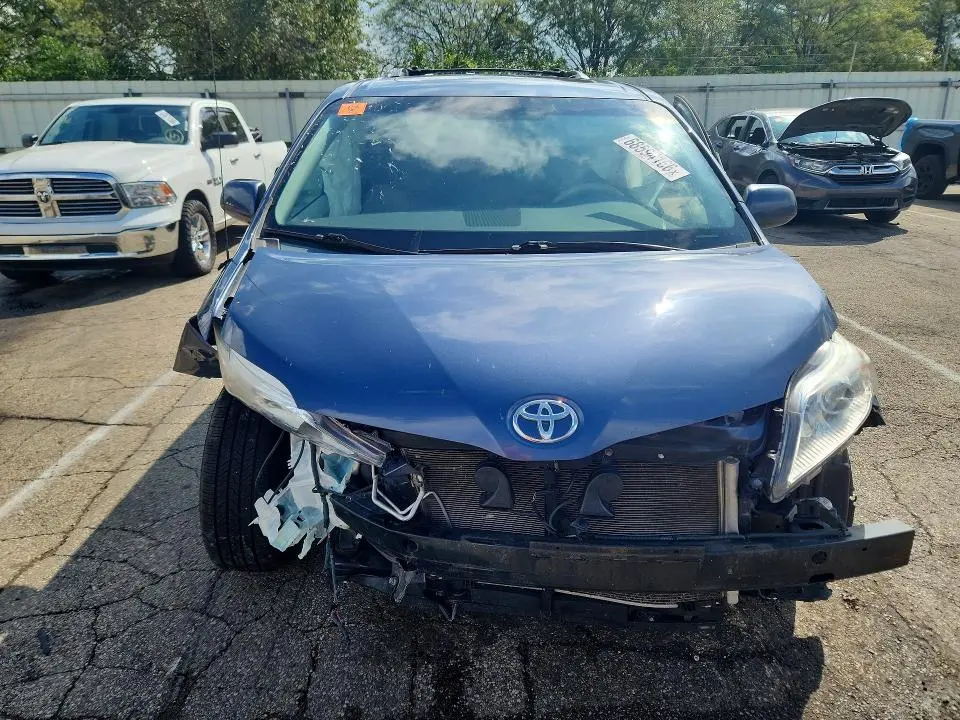 2014 TOYOTA SIENNA XLE 8-PASSENGER  