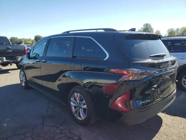 2025 TOYOTA SIENNA XLE  