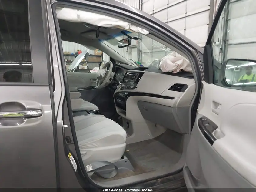 2011 TOYOTA SIENNA LE V6