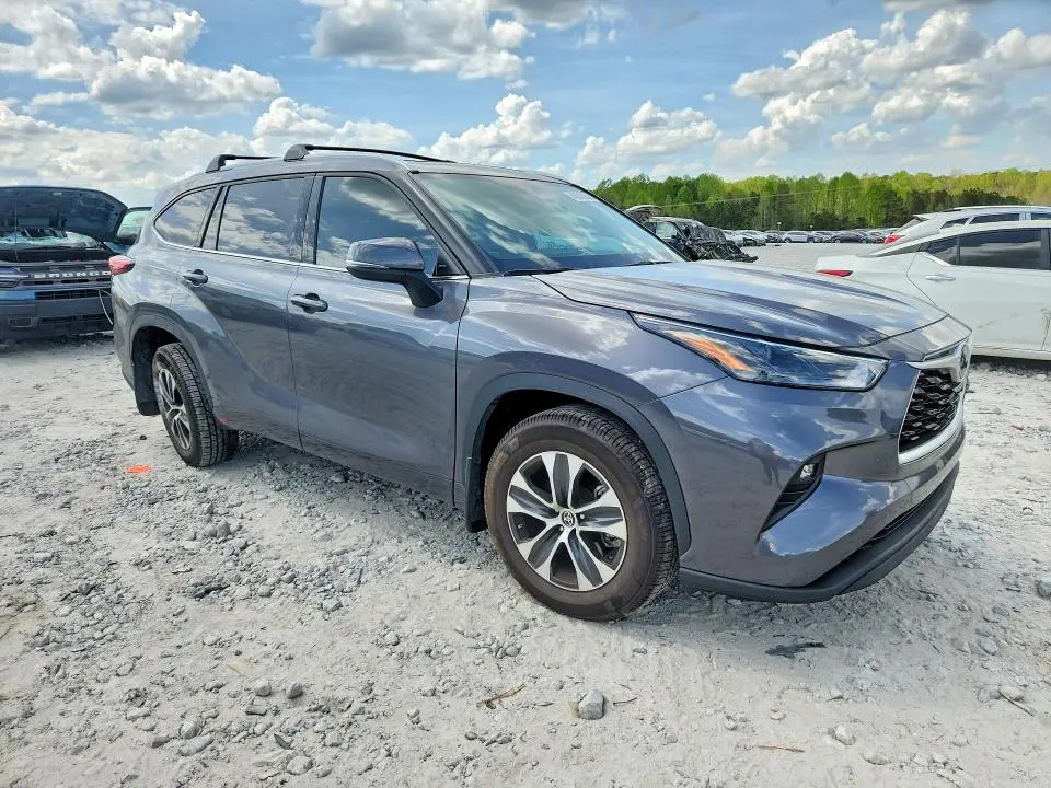 2022 TOYOTA HIGHLANDER XLE  