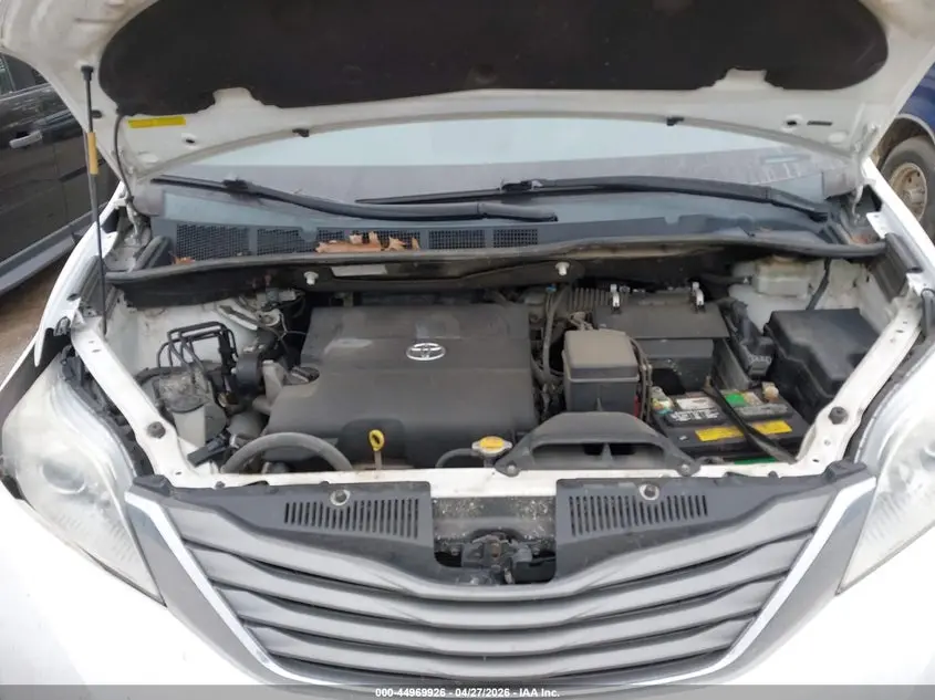 2013 TOYOTA SIENNA XLE V6 8 PASSENGER