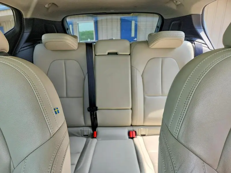 2019 VOLVO XC40 T5 MOMENTUM  