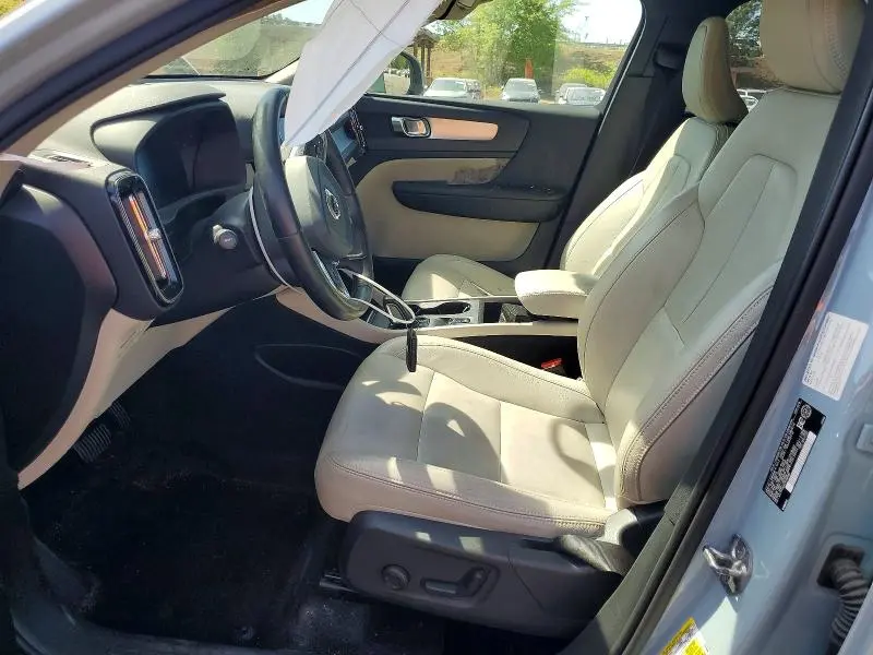 2019 VOLVO XC40 T5 MOMENTUM  