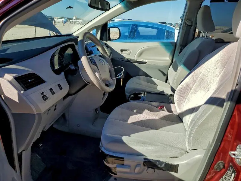 2013 TOYOTA SIENNA LE  