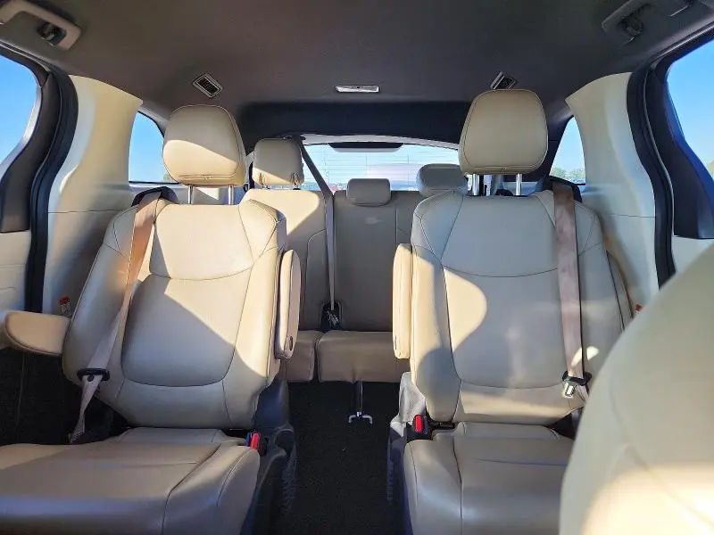 2021 TOYOTA SIENNA XLE  