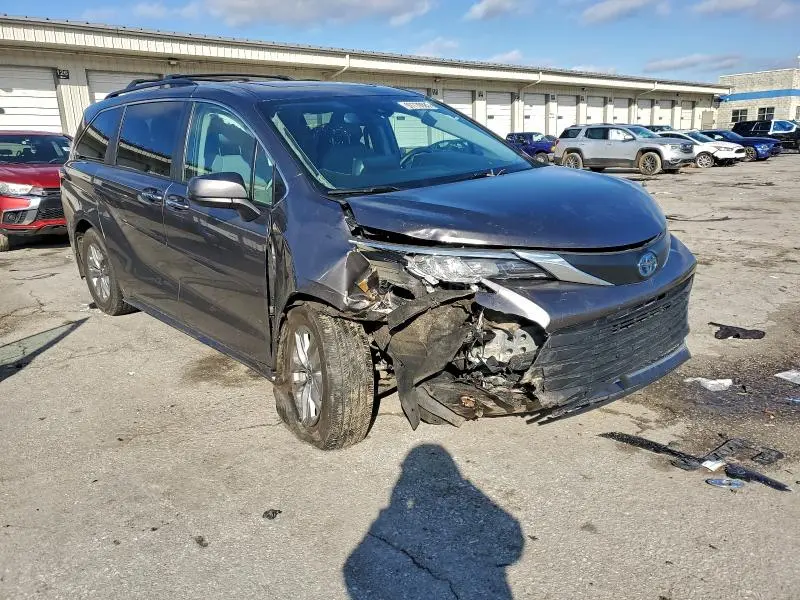 2022 TOYOTA SIENNA XLE  