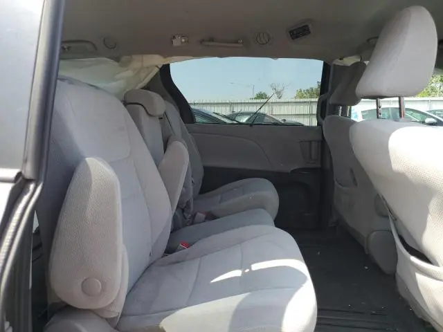 2020 TOYOTA SIENNA LE  