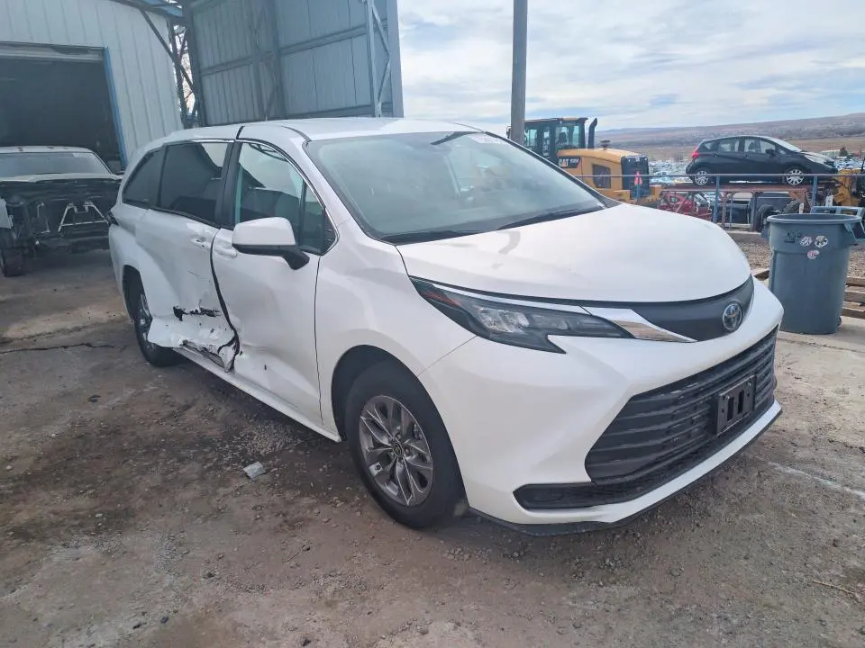 2025 TOYOTA SIENNA LE  