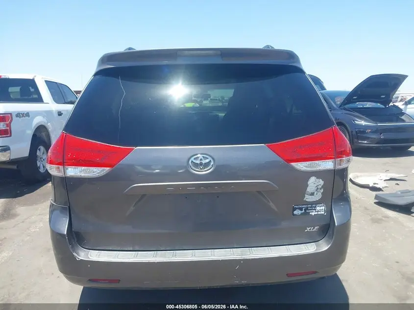 2013 TOYOTA SIENNA XLE V6 8 PASSENGER