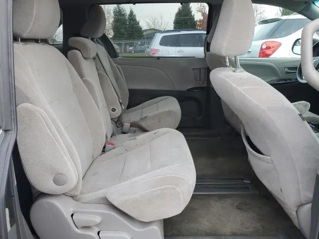 2017 TOYOTA SIENNA LE  