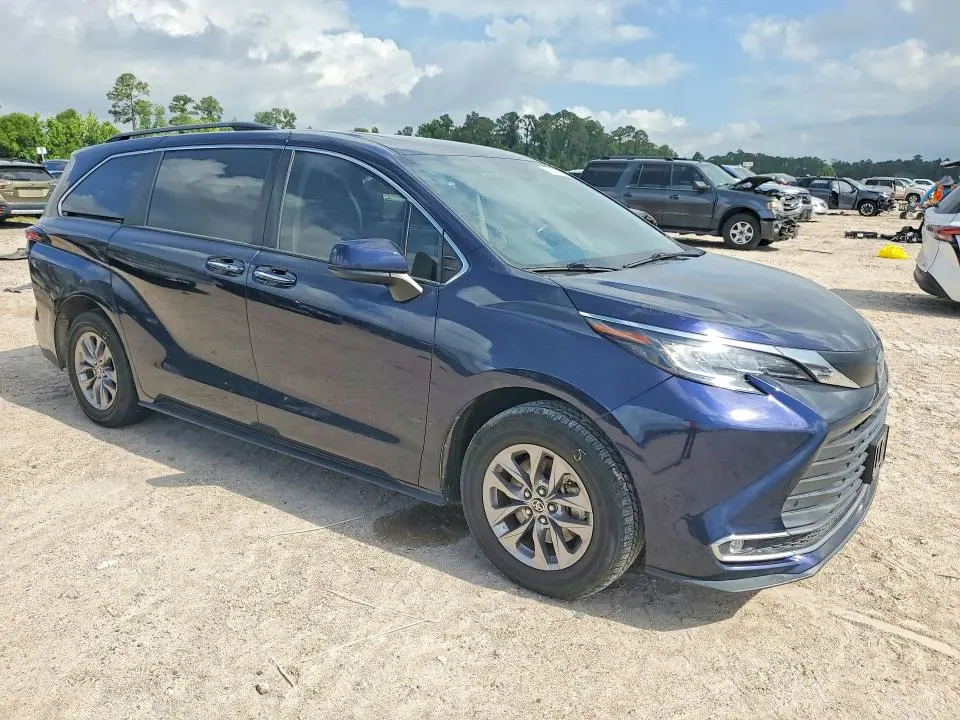2022 TOYOTA SIENNA XLE  