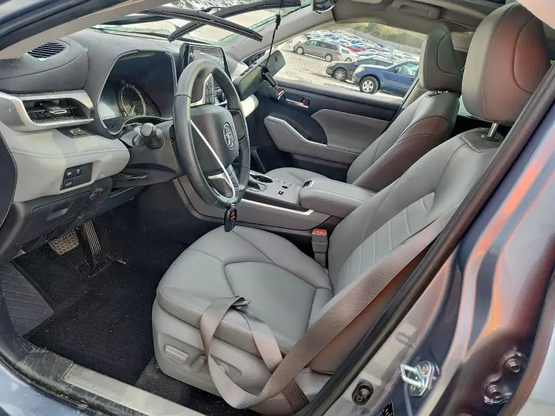 2024 TOYOTA HIGHLANDER LE  