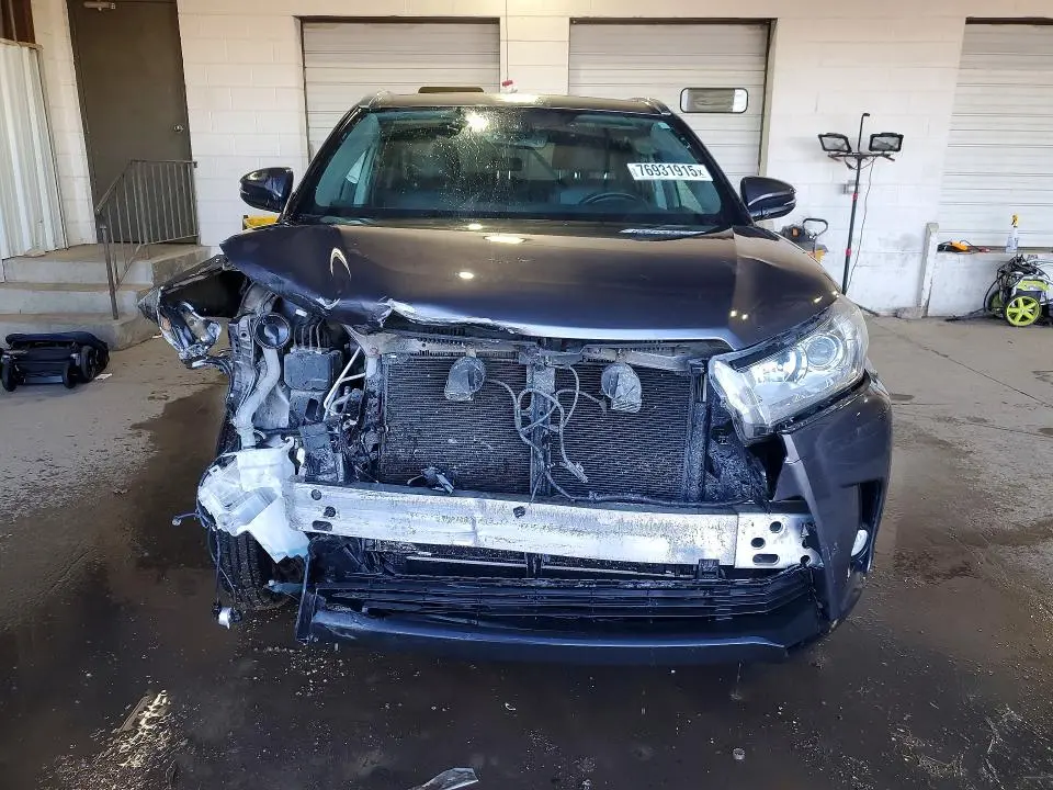 2017 TOYOTA HIGHLANDER SE  