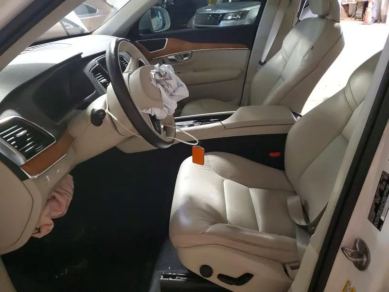 2022 VOLVO XC90 T6 MOMENTUM  