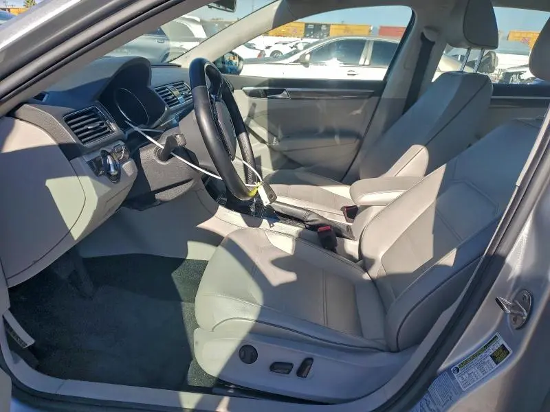 2018 VOLKSWAGEN PASSAT SE  