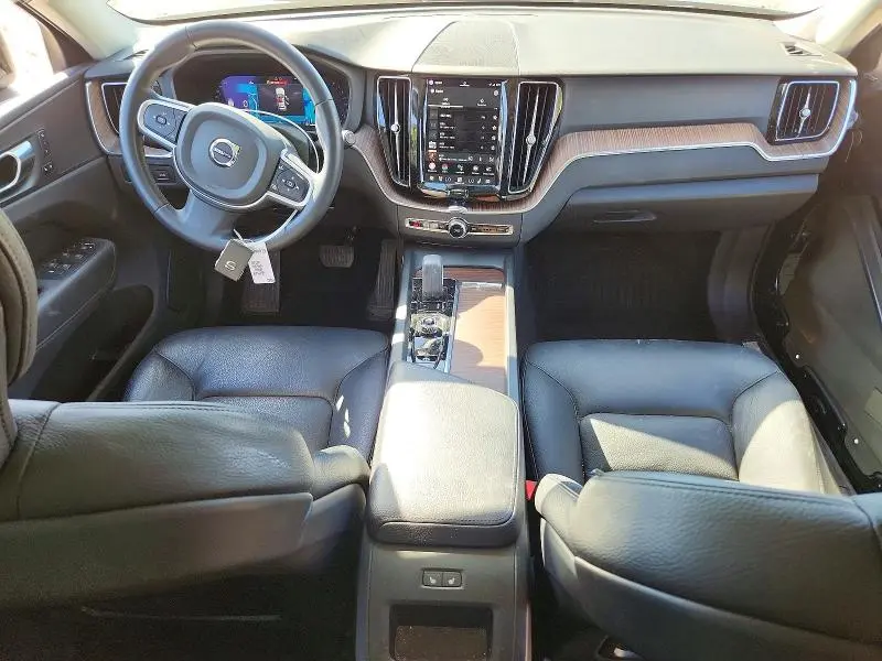 2022 VOLVO XC60 B5 MOMENTUM  