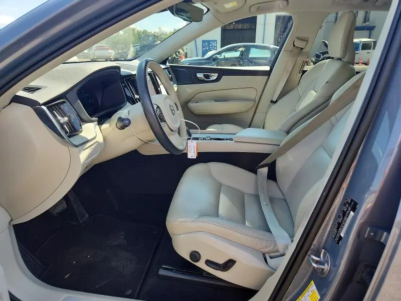2023 VOLVO XC60 PLUS  