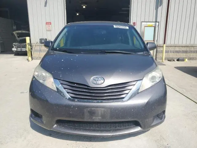 2017 TOYOTA SIENNA LE  