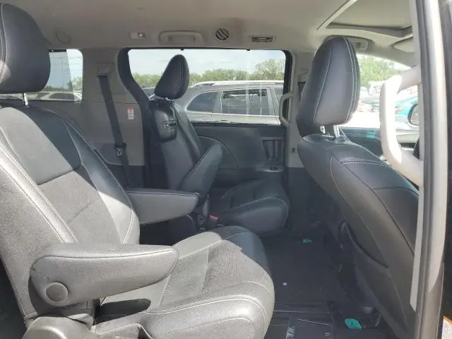 2016 TOYOTA SIENNA SE  