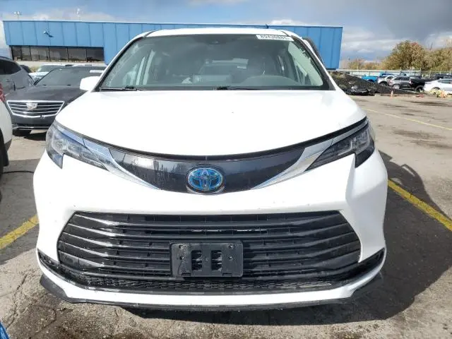 2022 TOYOTA SIENNA LE  
