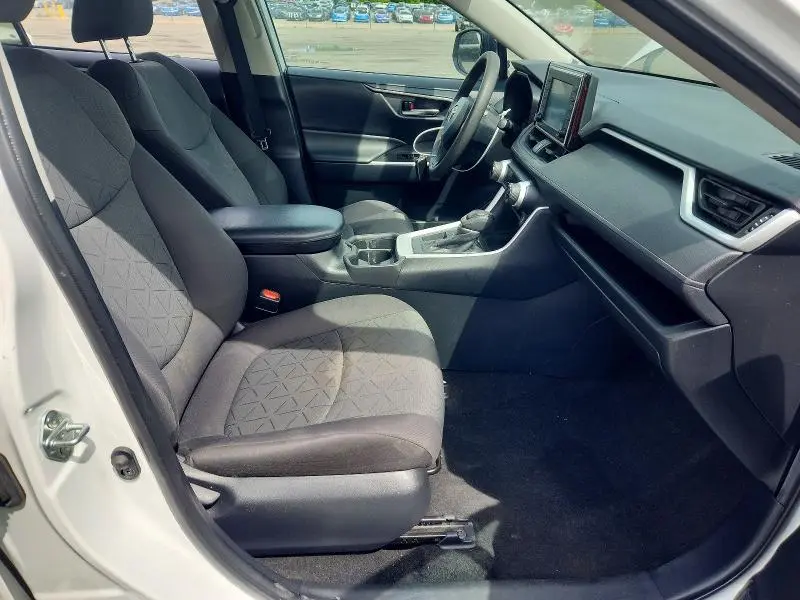2021 TOYOTA RAV4 XLE  
