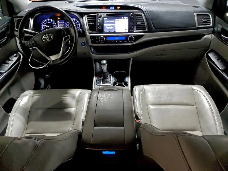 2019 TOYOTA HIGHLANDER SE  