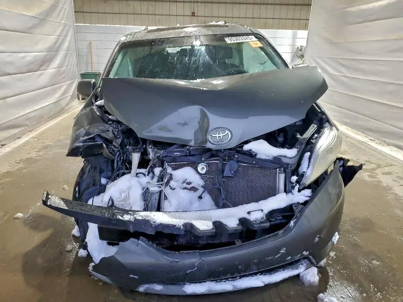 2011 TOYOTA SIENNA XLE  