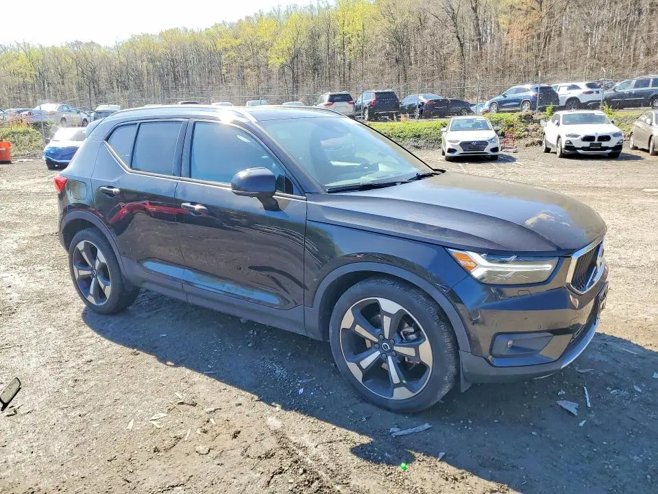 2020 VOLVO XC40 T5 MOMENTUM  