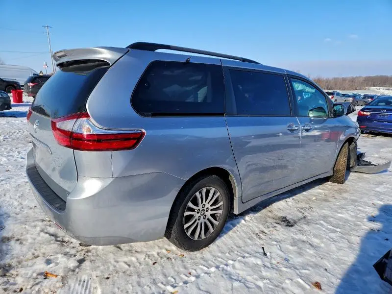 2018 TOYOTA SIENNA XLE  