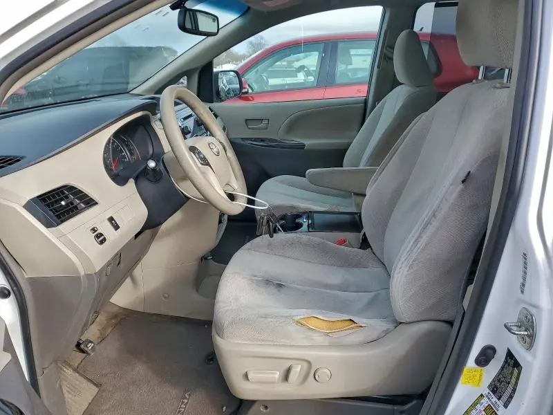 2013 TOYOTA SIENNA LE  