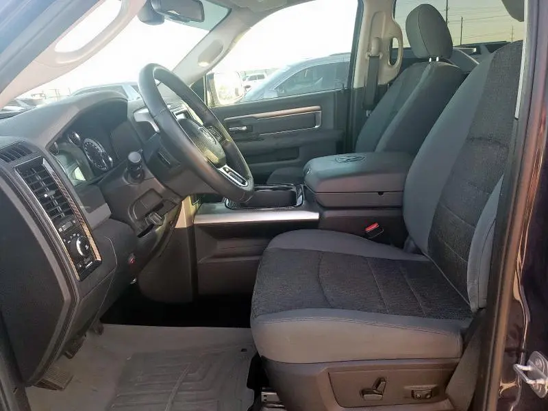 2016 RAM 1500 SLT  
