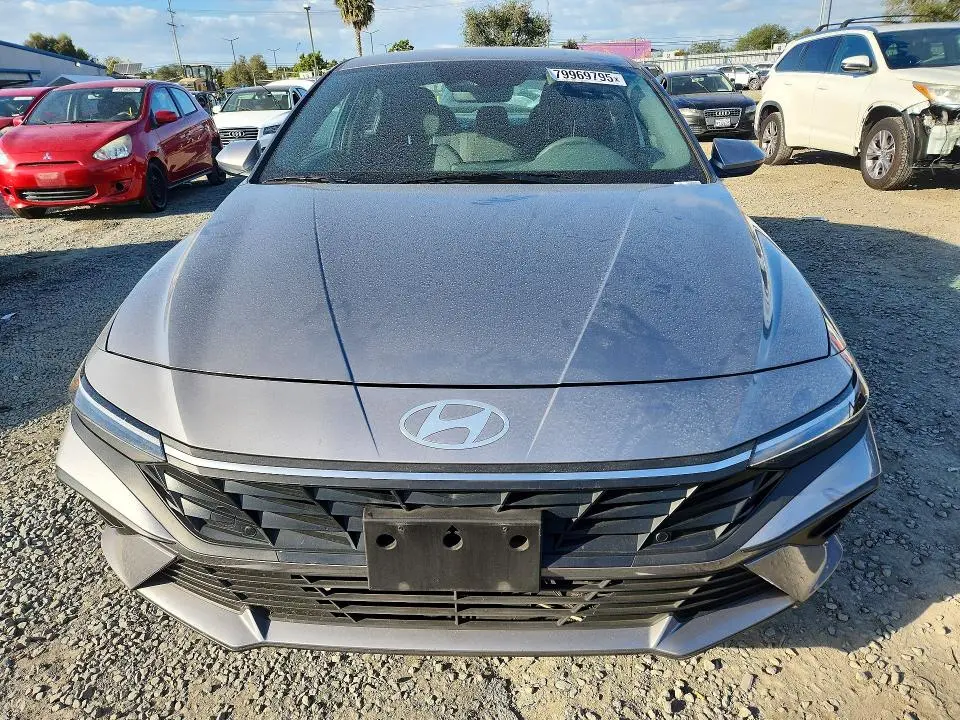 2025 HYUNDAI ELANTRA SE  
