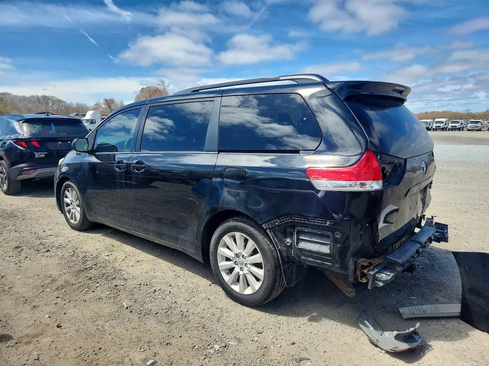 2013 TOYOTA SIENNA LE  