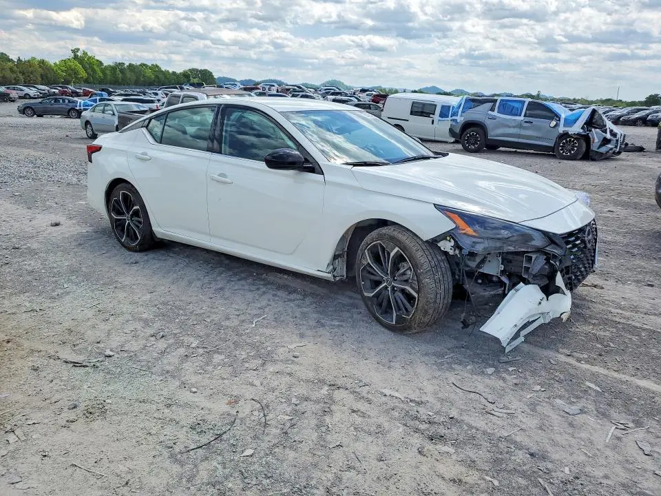 2024 NISSAN ALTIMA SR  