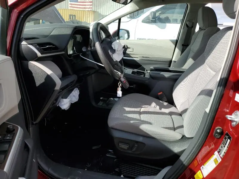 2022 TOYOTA SIENNA LE  