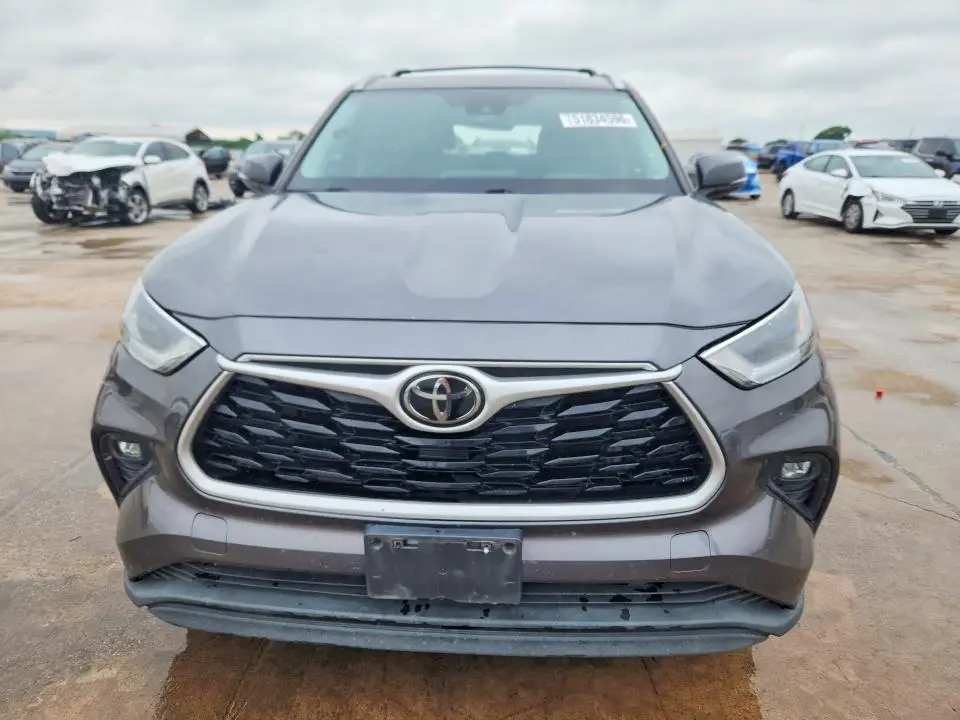 2021 TOYOTA HIGHLANDER XLE  